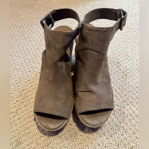 Universal Thread Peep Toe Wedges